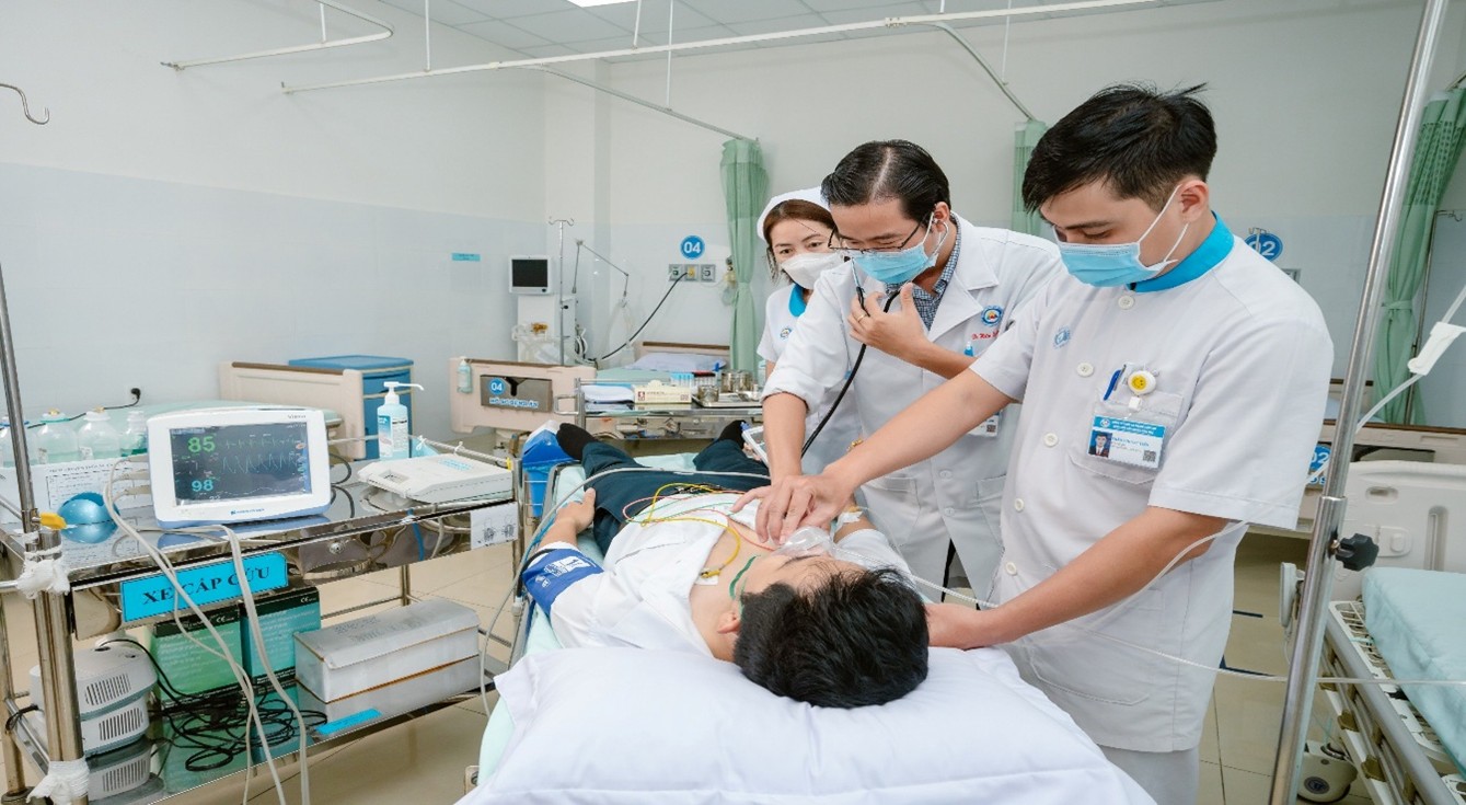 Bác sĩ khám bệnh và xử trí cấp cứu 